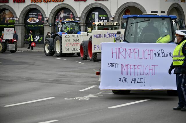 Angeführt wurde der Demo-Zug von 13 Traktoren. | Foto: Baumgartner/BRS