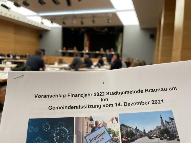 Das Budget für das Jahr 2022 wurde dem Gemeinderat vorgelegt und einstimmig beschlossen.  | Foto: Höllbacher