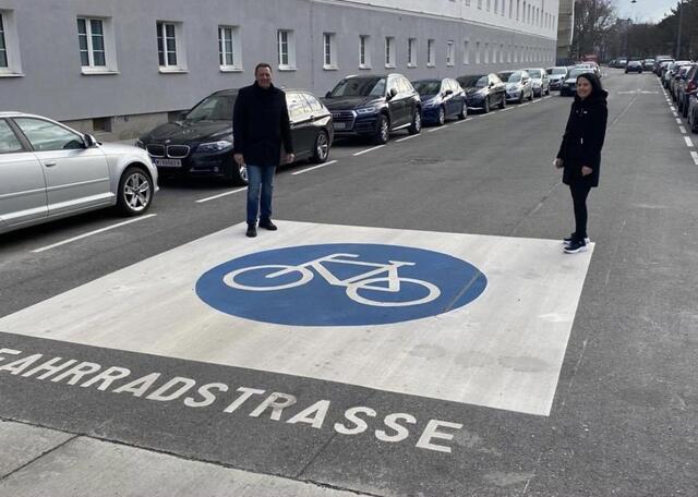 Bezirksvorsteher Thomas Steinhart (SPÖ) stattete der neuen Fahrradstraße bereits einen Besuch ab. | Foto: BV 11