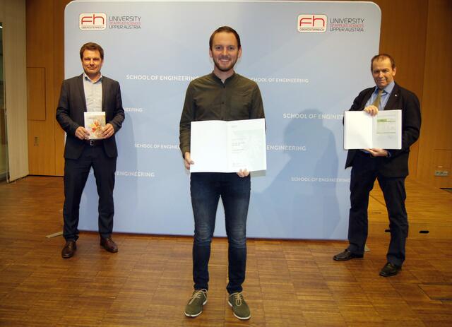 FH OÖ-Provost, FH-Professor und Universitätsdozent Günther Hendorfer (rechts) und Studiengangsleiter und FH-Professor Werner Hochhauser (links) überreichen den Würdigungspreis des Wissenschaftsministeriums an Andreas Mairhuber. | Foto: FH Oberösterreich