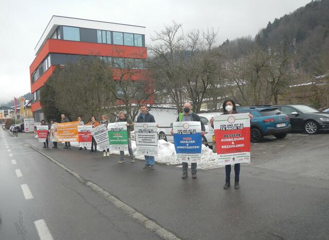 Mit Plakaten wollen Vertrerter der Gewerkschaften auf die Situation im Pflege- und Gesundheitsbereich hinweisen. | Foto: ÖGB Steiermark