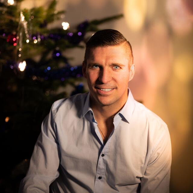 Austro-Popper Alexander Ribisch hat sein erstes Weihnachtslied veröffentlicht: "Jo daun is Weihnachten"