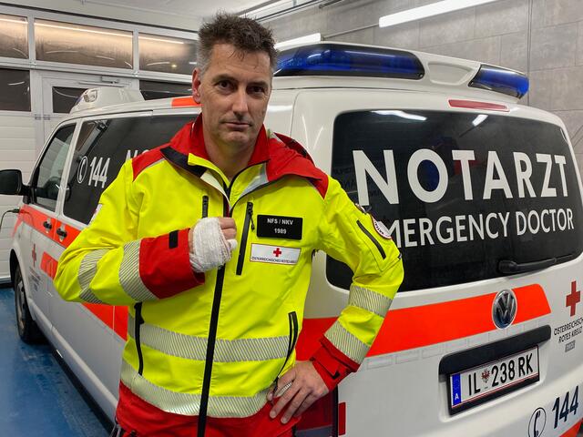Notfallsanitäter Bernhard Gschnaller wurde an der Hand verletzt. | Foto: ZOOM.TIROL