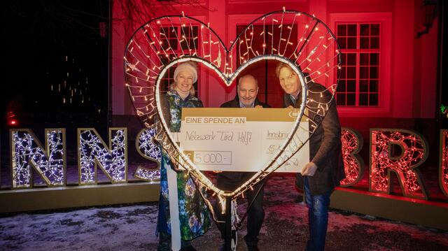 Die Spendensumme von 5.000 Euro kommt gezielt Tirolerinnen und Tirolern, die sich in einer finanziellen Notlage befinden, zugute. | Foto: MK Illumination