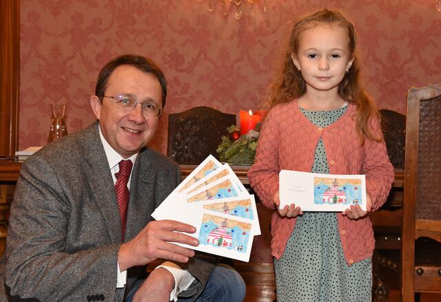 Die Zeichnung der 7-Jährigen Emilia stellt das St. Pöltner Rathaus in weihnachtlicher Atmosphäre dar. Dabei hat Emilia auch auf kleine Details geachtet: Im Fenster des Rathausturms ist zum Beispiel Bürgermeister Matthias Stadler zu erkennen.  | Foto: Josef Vorlaufer