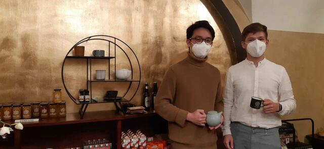 Jasper Hsueh (links) und Timon Aigner vor ihrer selbst dekorierten Wand aus Schlagmetall.