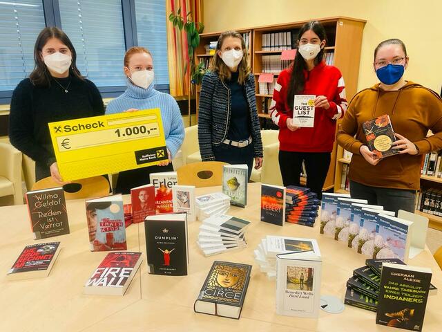 Bibliotheks-Leiterin Prof. Christa Nestl freut sich gemeinsam mit Laura Sommer, Vera Trenker, Anna Kubin und Karina Ort über die großzügige Spende des Elternvereins | Foto: HAK/HAS OP