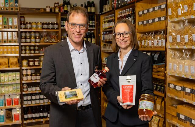 Kaufmann Bernhard Kitzer bietet gemeinsam mit seiner Frau Karin Kitzer-Puntigam zahlreiche regionale Produkte an. | Foto: Spar/Krug