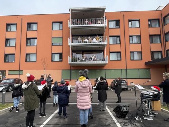 Schüler*innen der Bilingual Junior High School Wiener Neustadt singen für Bewohner*innen des HB Stadtheim. | Foto: Robert Schafleitner, Haus der Barmherzigkeit