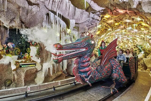Am 19. und 24. Dezember dreht der Drache "Lenzibald" wieder seine Runden durchs Zwergenreich am Pöstlingberg. | Foto: Linz AG