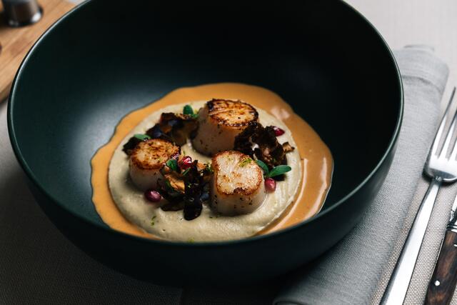 Gegrillte Jakobsmuscheln nach Moritz Maier (Maiers, Salzburg, Steingasse). | Foto: Max Fortner