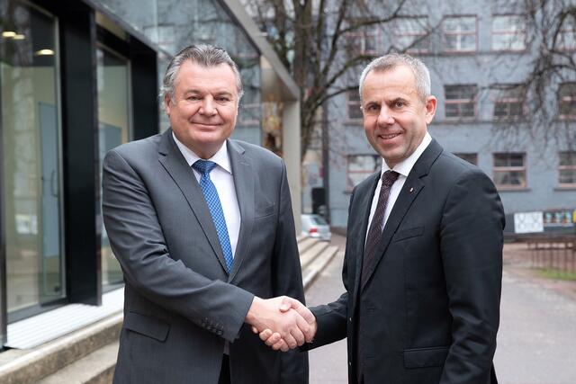 Sanierung der B120 - LR Günther Steinkellner und Bgm. Rudi Raffelsberger. | Foto: Land OÖ/Daniel Kauder