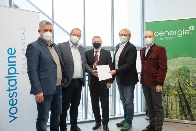 Unterzeichneten Kooperationsvertrag: Gernot Graller-Kettler (kaufmännischer Geschäftsführer der voestalpine Tubulars), Gerald Gfrerer (technischer Geschäftsführer der voestalpine Tubulars), Christian Sander (Bürgermeister der Stadtgemeinde Kindberg), Jakob Edler (Geschäftsführer der bioenergie.at), Helfried Wernigg (Leitung Anlagenmanagement bei voestalpine Tubulars). | Foto: morgenstern