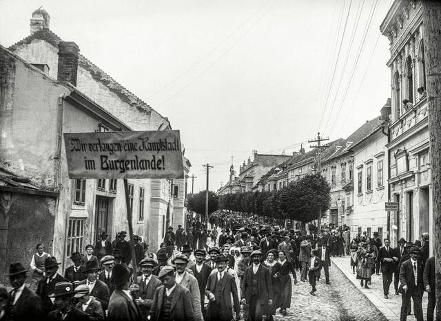 Eisenstadt: „Wir verlangen eine Hauptstadt im Burgenlande!“, Demonstration durch die Hauptstraße um 1923 | Foto: Landesarchiv Burgenland