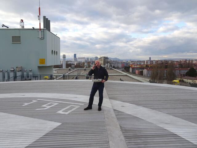 Techniker Walter Klawatsch arbeitet notfalls auch zu Weihnachten in der Klinik Donaustadt.  | Foto: Wiener Gesundheitsverbund/Dürnecker