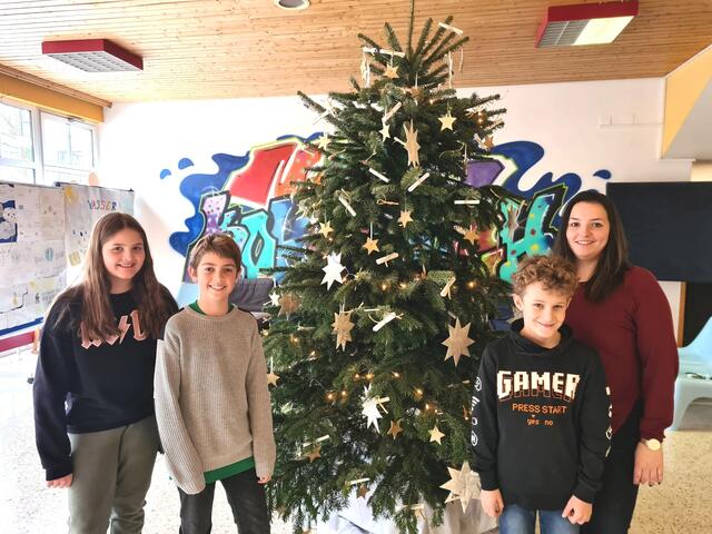 Die Schüler der MS Kohfidisch freuen sich über ihren "Wunschchristbaum". | Foto: Mittelschule Kohfidisch