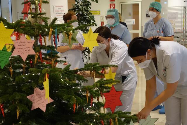 Pflegekräfte bei der Protestaktion "15 nach 12" im Klinikum Grieskirchen.  | Foto: ÖGB OÖ