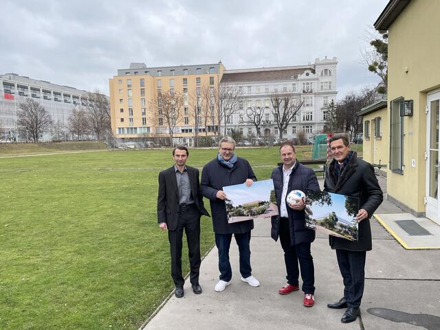 Präsentierten die Pläne für die neue Sport & Fun Halle in der Venediger Au (v.l.): Martin Lang (MA51), Stadtrat Peter Hacker (SPÖ), Bezirksvorsteher Alexander Nikolai (SPÖ) und Stadtrat Peter Hanke (SPÖ).