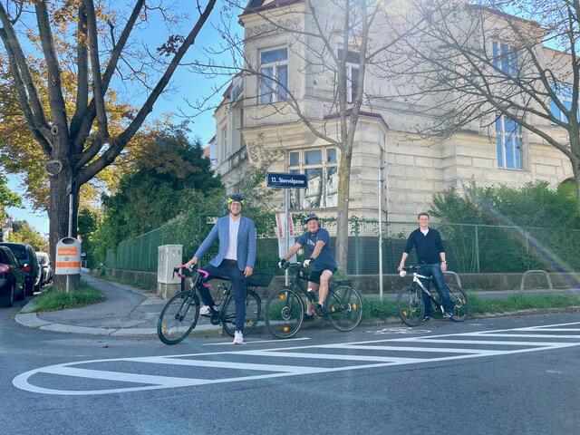Johannes Bachleitner, Christian Gerzabek und Stephan Grundei (v.l.) haben die entschärfte Kreuzung bei der Stoesslgasse getestet. | Foto: Grundei