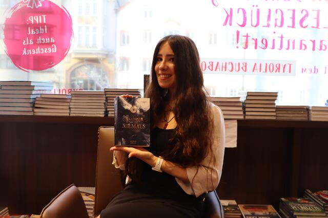 Catherine Snow stellt ihr Buch „Akademie im Niemals“ vor. | Foto: Ricarda Stengg