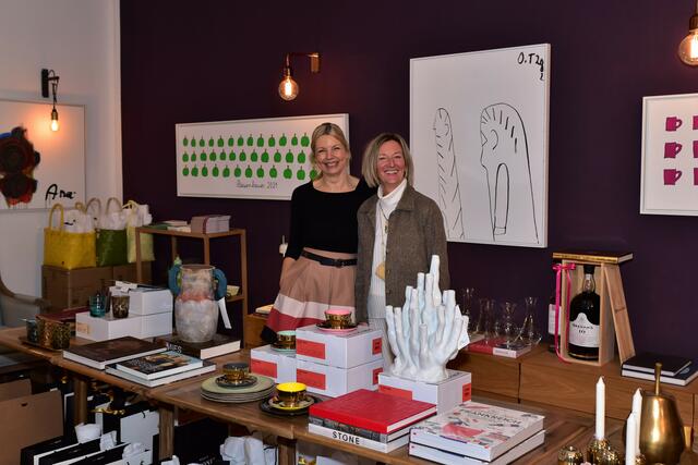 Ulli Simonis heißt die Gugginger Assistant Managerin Gerti Hacker im Lokal willkommen. | Foto: Markus Spitzauer