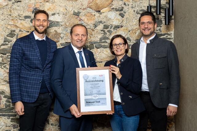 Matthias Pöschl (GF AMTirol) und LH-Stv. Josef Geisler übergeben die "Bewusst Tirol" Auszeichnung an Alois Rainer (Inh.Hotel Post in Strass i. Z. und Spartenobm.-Stv. WK Tirol) und seine Frau Christine. | Foto: AMTirol
