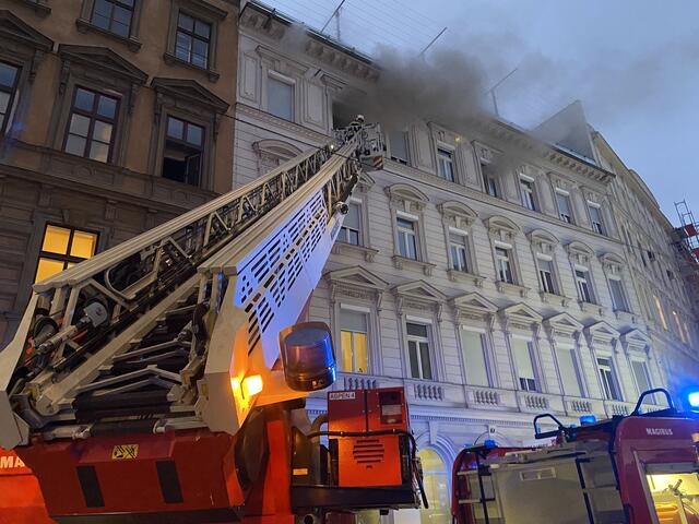 Dichter Rauch drang Mittwochfrüh aus den Fenstern des Männerwohnheims in der Schiffgasse.  | Foto: Stadt Wien/Feuerwehr