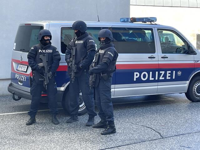 Die Polizei war mit zahlreichen Sondereinheiten vor Ort (Symbolbild).  | Foto: MeinBezirk.at