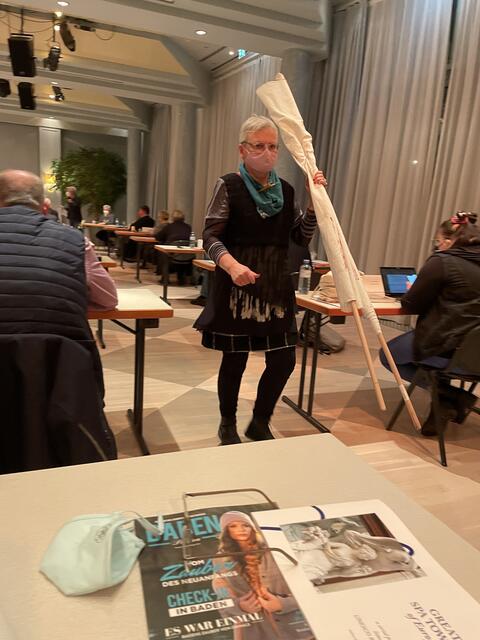 Auf der STraße durfte das Transparent "Menschlichkeit" entrollt werden, im Gemeinderatssaal nicht. 