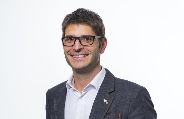 Wirtschaftsbund-Bezirksobmann Michael Gitterle gratuliert Kaunertal zum Tourimsunachhaltigkeitssiegel. | Foto: Wirtschaftsbund Tirol