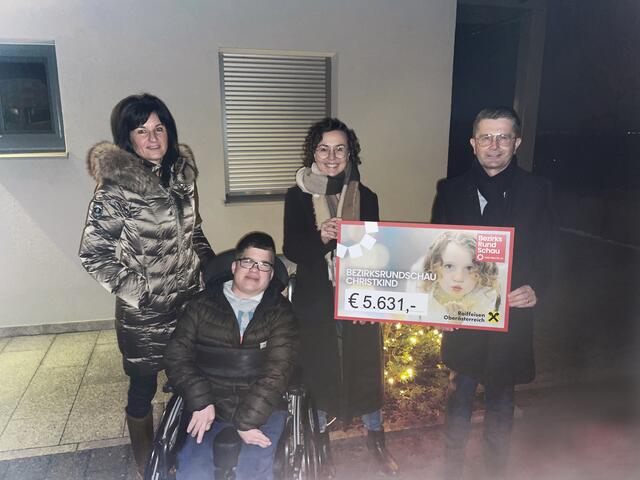 Raiffeisenbank-Vorstand Erwin Schützeneder und BRS-Redakteurin Susanne Straif übergaben den ersten Spendenscheck in Höhe von 5.631 Euro an Tobias und Sonja Dobetsberger. (von rechts) | Foto: BRS