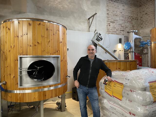 Simon Latzer führt durch das Brauhaus in der Ankerbrotfabrik.
 | Foto: Miriam Al Kafur