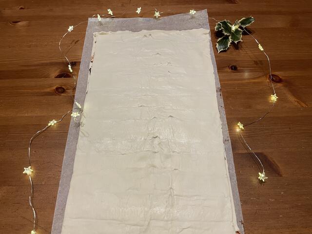 2. Lage Blätterteig drüberlegen | Foto: Desiree Tinhof