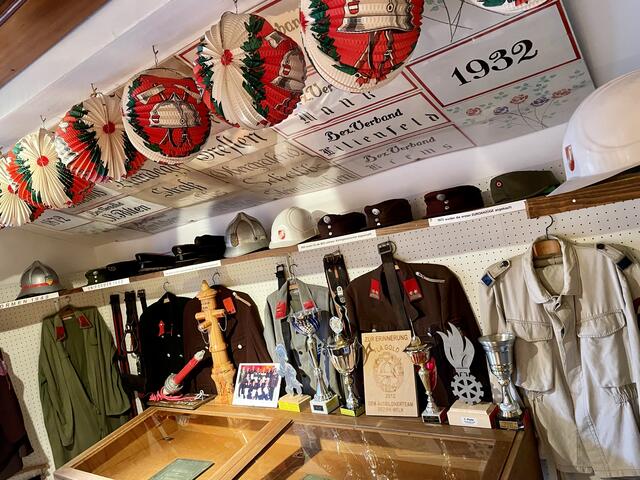 Gewänder, Plakate, Helme und noch vieles mehr im Museum