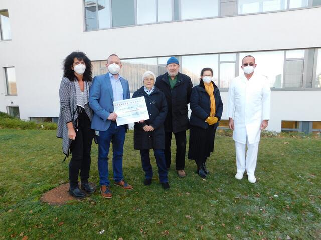 v.l.n.r.: Pflegedirektorin DGKP Bettina Riedmayer, Kaufmännischer Direktor Dipl. KH-BW. Ing. Reinhard Drescher, MSc, Martraud Reiner von der Selbsthilfegruppe, Herbert Oth von der Selbsthilfegruppe, Marion Hoffmann Selbsthilfepartnerin und Ärztlicher Direktor Prim. Dr. Lukas Koppensteiner | Foto: Landesklinikum Hainburg 