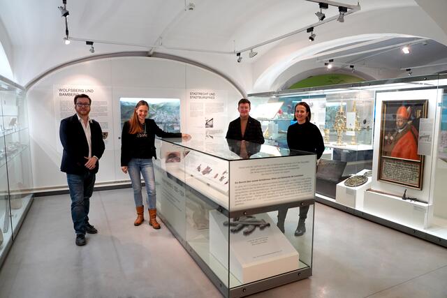 Vizebürgermeisterin Michaela Lientscher und Pfarrer Christoph Kranicki mit den beiden Kuratoren Christine Ragger und Daniel Strassnig im neu gestalteten Bereich des Museums. | Foto: Privat