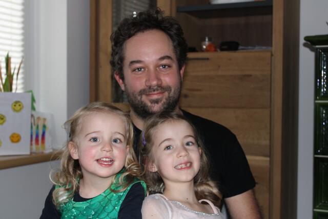 Philipp Hauer mit seinen beiden Töchtern Leni (3) und Lara (7)