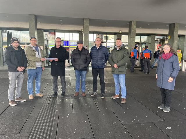 Die Hönigsberger Delegation übergab den Vertretern der ÖBB Infrastruktur vergangene Woche ihre Unterschriftenliste.  | Foto: Hofbauer