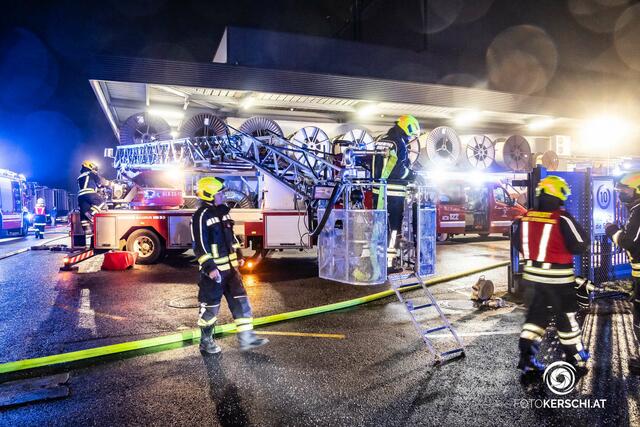 Sieben Feuerwehren rückten gestern Abend aus, um den Brand in einem Eferdinger Gewerbebetrieb zu löschen. | Foto: Team Fotokerschi.at/Bayer &amp; Kastner