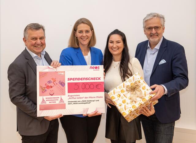 Scheckübergabe Neos-Wunschbaum: v.l.n.r.:. Thomas Neureiter (“ArMut teilen”), Andrea Klambauer, Nevin Öztürk und Sebastian Huber.