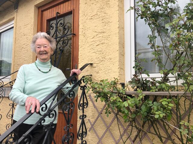 Die rüstige Seniorin Aloisia Wipplinger ist über 90 Jahre und sehr vital. Die gesellige Frau geht gerne aus und unterhält sich mit anderen.  | Foto: sm