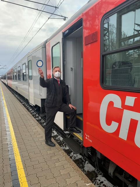 Hannes Kieslinger aus Sigharting ist Zugbegleiter bei der ÖBB.  | Foto: ÖBB