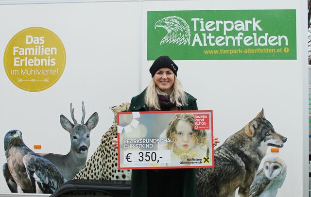 Barbara Laher, Chefin des Tierparks in Altenfelden, spendet 350 Euro für Marcel. | Foto: Foto: Schütz