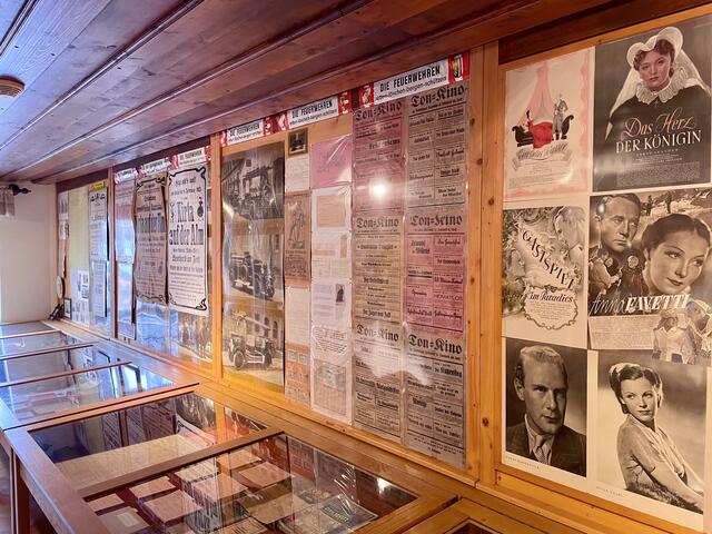 Die Plakate erinnern an das alte Kino in St. Leonhard.