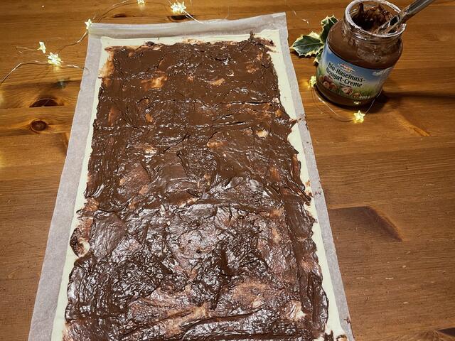 Mit Haselnusscreme bestreichen | Foto: Desiree Tinhof