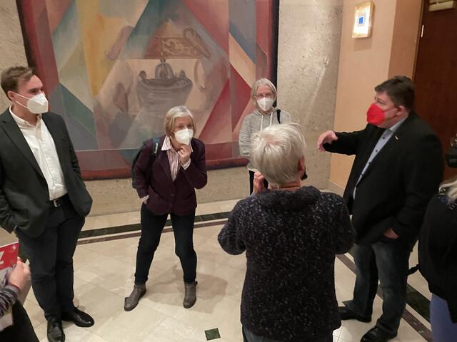 Nach dem Tagesordnungspunkt wurde noch recht emotional im Casino-Foyer debattiert. Links Gemeinderat Michael Capek, rechts Stadtrat Markus Riedmayer und drei Aktivistinnen.