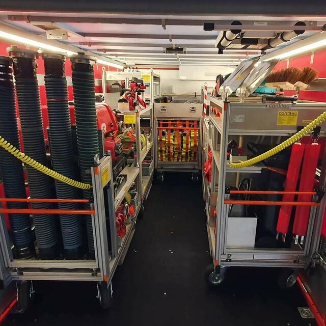 Ein Novum im Steirischen Feuerwehrwesen: die Beladung mit elf Rollcontainern | Foto: FF Mooskirchen