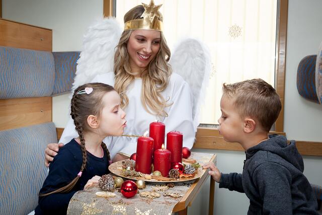 Im Zug verkürzt das Christkind die Wartezeit auf die Bescherung | Foto: ©NB