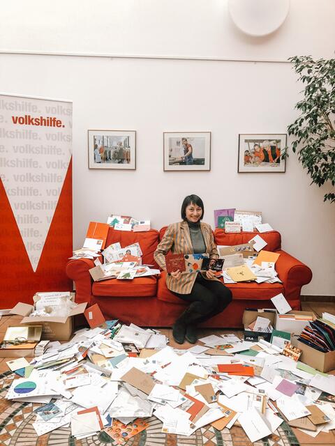 Volkshilfe-Geschäftsführerin Jasmine Chansri freut sich stellvertretend für die Empfänger*innen der „Weihnachtspost mit Herz“ über die rund 2500 Briefe, Postkarten und kleinen Pakete. | Foto: VH OÖ