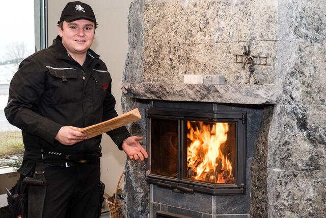 Florian Böck freut sich über den erfolgreichen Abschluss der Rauchfangkehrmeistersprüfung. | Foto: Alfred Hofer